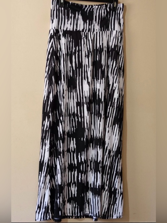 Lily Star Dresses & Skirts - Lily Star Black and White Abstract Printed Maxi Skirt.